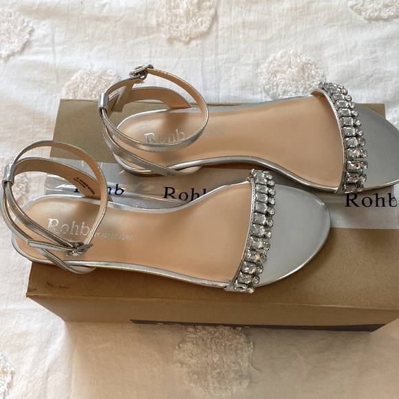 ROHB by Joyce Azria Cava Silver with Crystals flat Sandals Size 7.5 - Picture 2 of 10